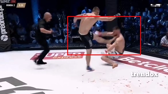 VIDEO: Võ sĩ bị xử thua vì sút vào mặt đối thủ như sút bóng