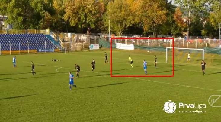 VIDEO: Thủ môn ném bóng vào lưới sau 2 pha cứu thua xuất thần