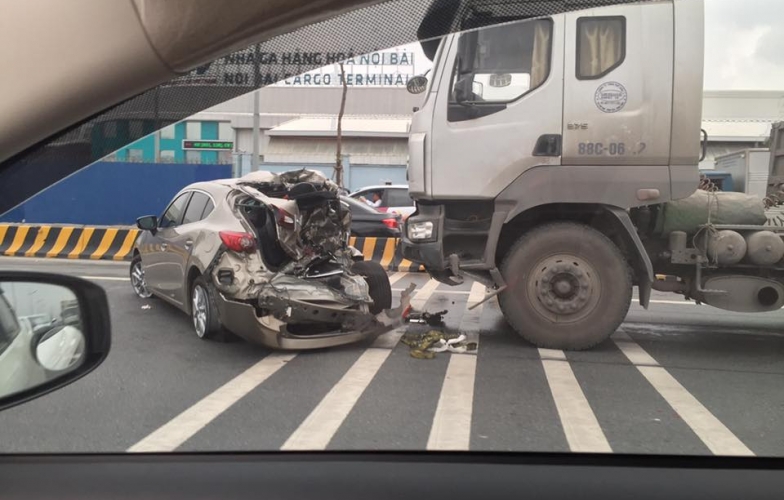 Mazda2 dúm nát một nửa thân xe trong tai nạn kinh hoàng tại sân bay Nội Bài