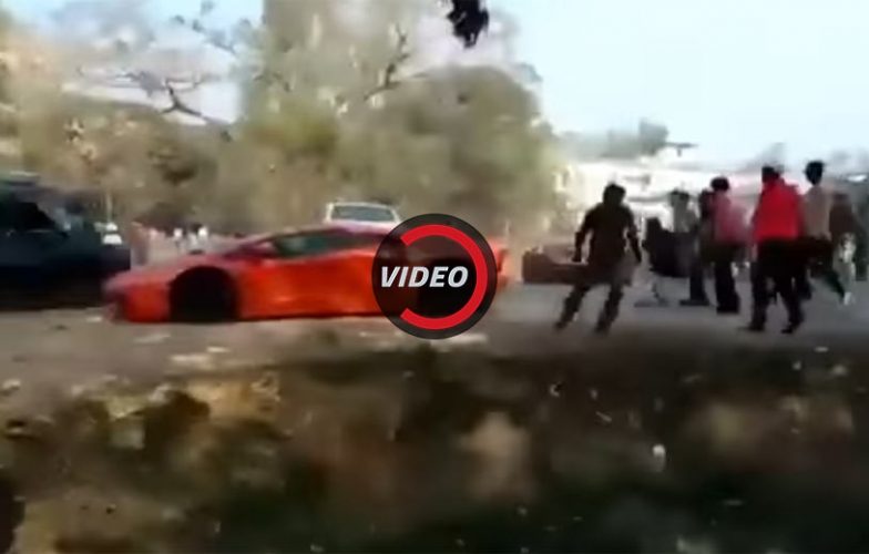 Dân chúng cầm gạch đá ném siêu xe Lamboghini, Ferrari