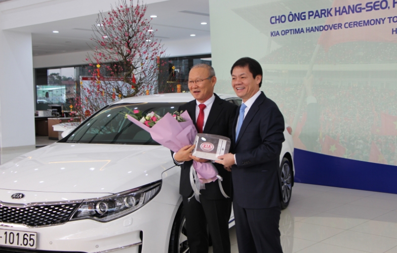 HLV Park Hang-seo chính thức nhận quà tặng ô tô KIA