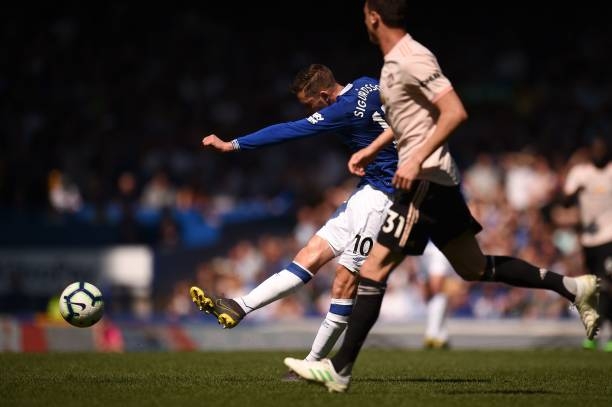 VIDEO: Sigurdsson sút xa đẹp mắt vào lưới MU