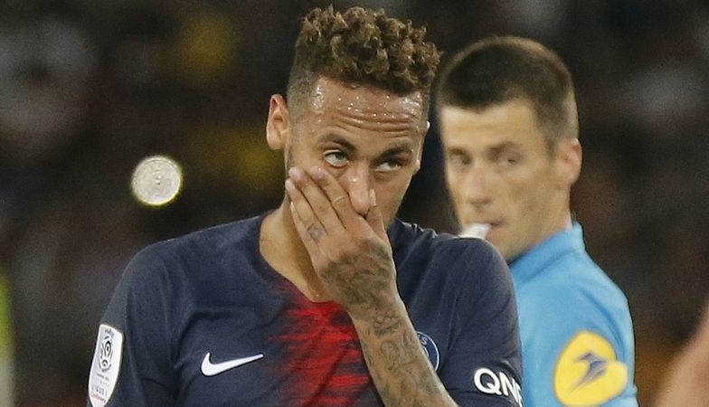 Neymar chính thức bị cấm thi đấu vì đánh cổ động viên