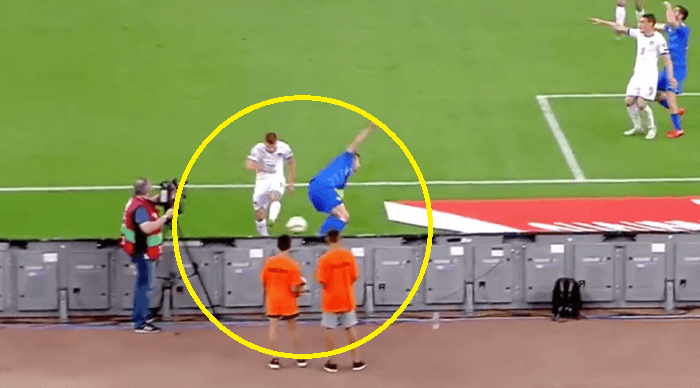 VIDEO: Sao tuyển Ý cay cú, sút bóng trúng mặt cậu bé nhặt bóng