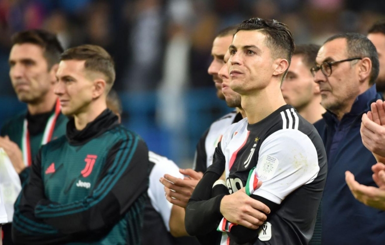 HLV Sarri bảo vệ Ronaldo sau trận thua tại Siêu cúp Italia
