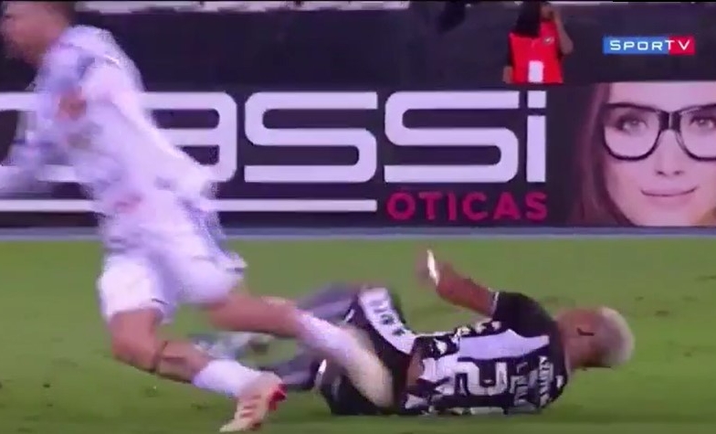 VIDEO: Ăn vạ thế này thì Neymar phải gọi bằng... sư phụ
