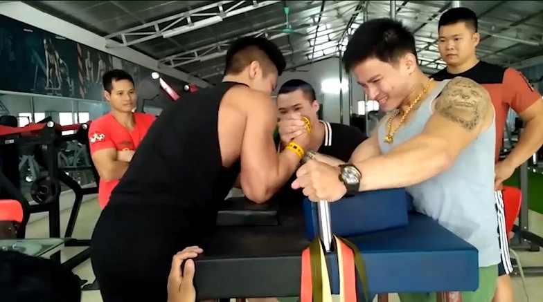 Hot boy Việt Nam thách đấu nhà vô địch thế giới và cái kết bất ngờ