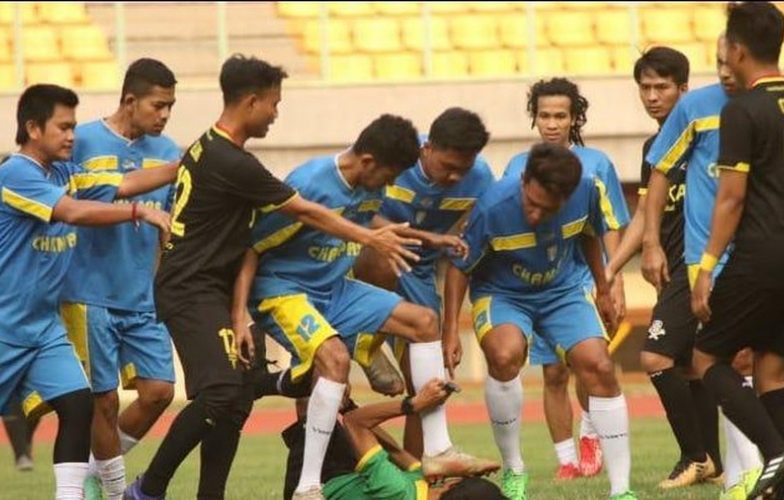 VIDEO: Cầu thủ Indonesia lao vào đánh 'hội đồng' trọng tài