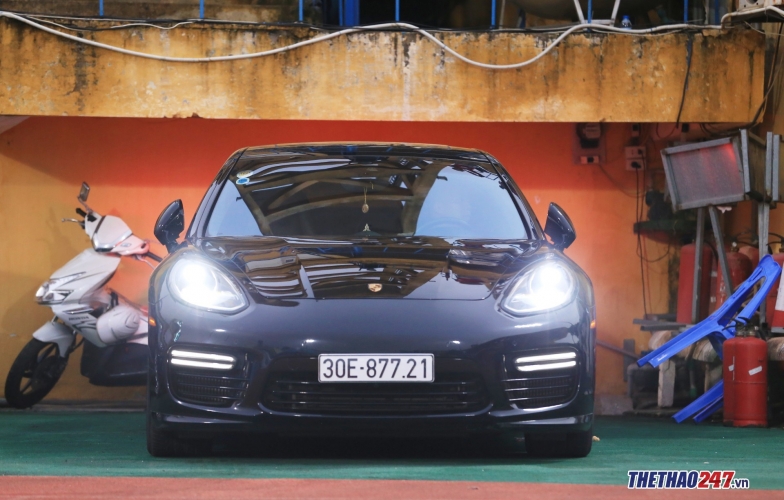 Bầu Hiển 'cưỡi' Porsche bản giới hạn đi xem chung kết Cúp QG