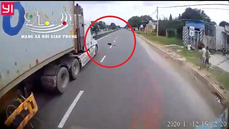 Người đàn ông bỗng lăn ra đường làm tài xế container thót tim