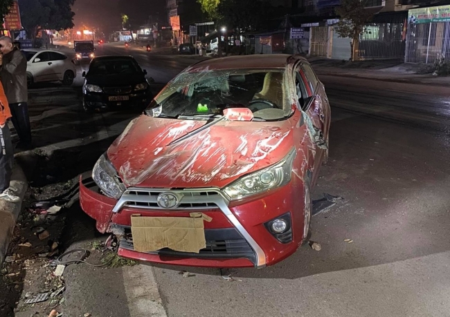 Thái Nguyên: Nữ tài xế mất lái, ô tô con lao vào cột điện hư hỏng nặng