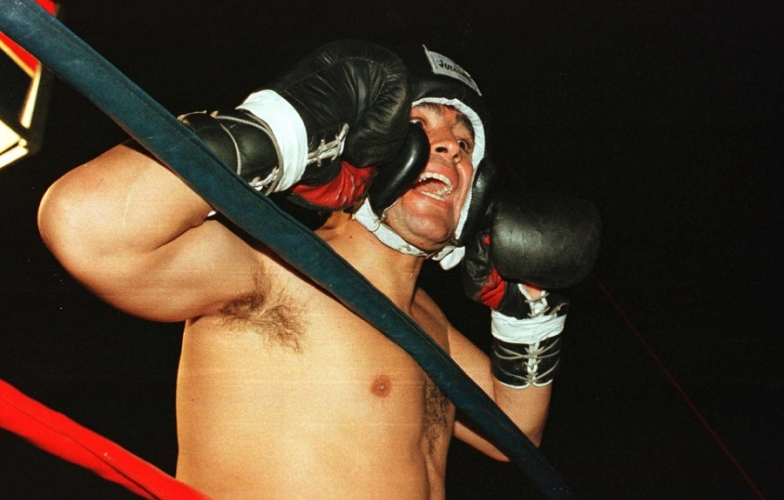 Trở lại 1996: Maradona lên sàn Boxing, ghẹo cả trọng tài