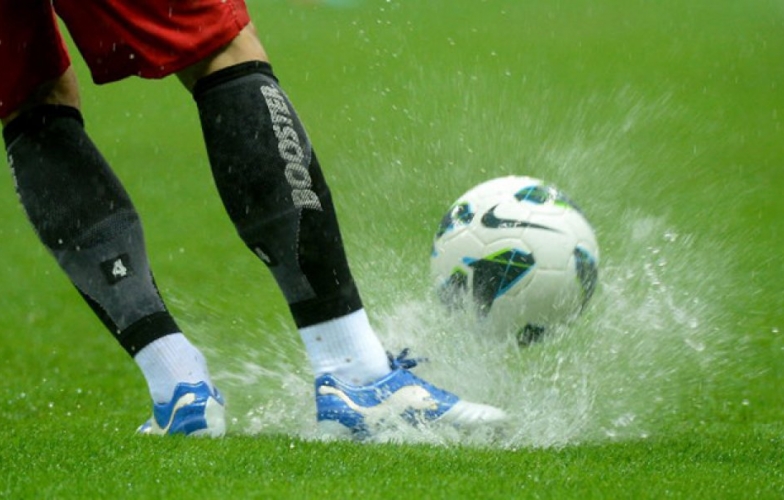 Đá bóng sân ướt các cầu thủ thường đi giày thế nào?