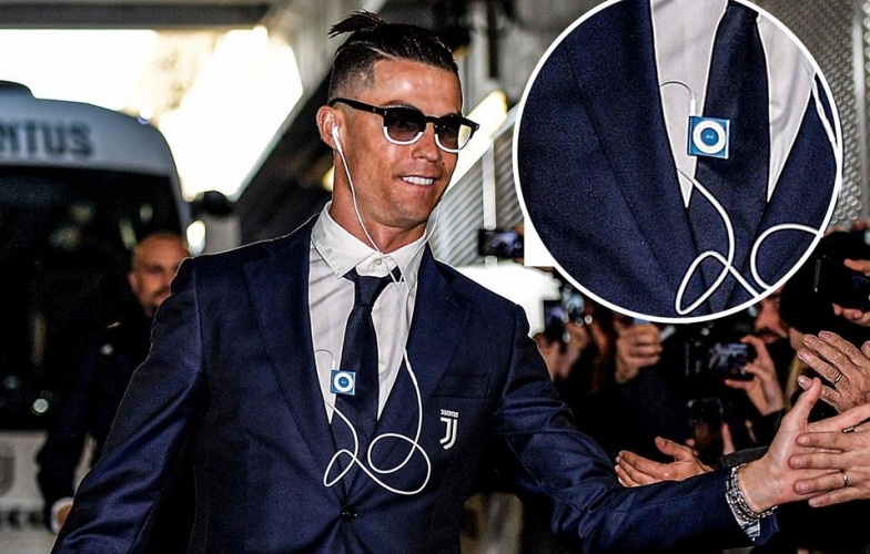 Ronaldo gây sốt vì vẫn dùng tai nghe có dây và iPod shuffle