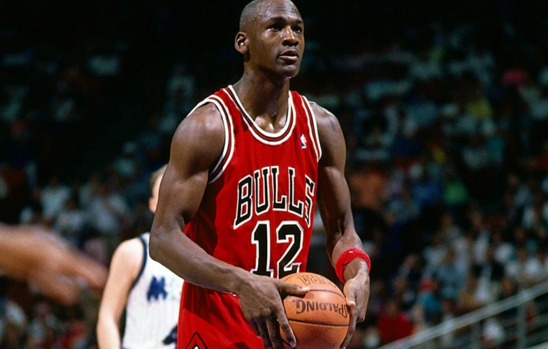 Bóng có chữ kí của Michael Jordan giá hơn 140 triệu đồng