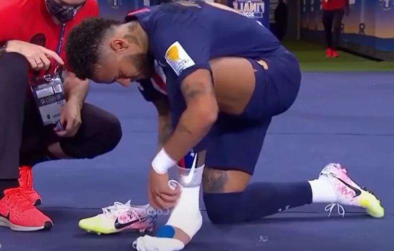 Tại sao nhiều cầu thủ quấn băng cổ chân như Neymar?