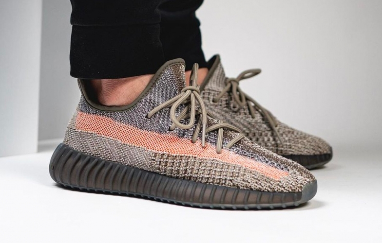 Trên chân Adidas YEEZY BOOST 350 V2 Ash Stone