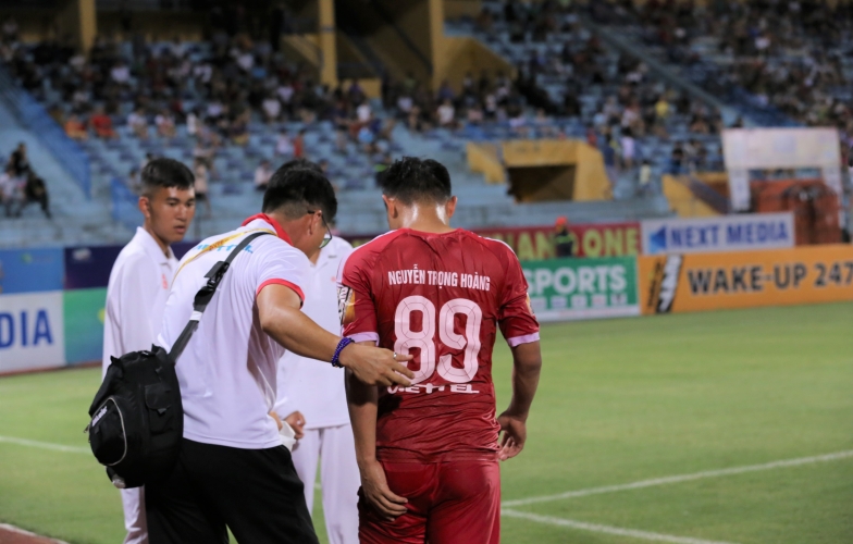 Trọng Hoàng chấn thương nặng ngay trước vòng loại World Cup