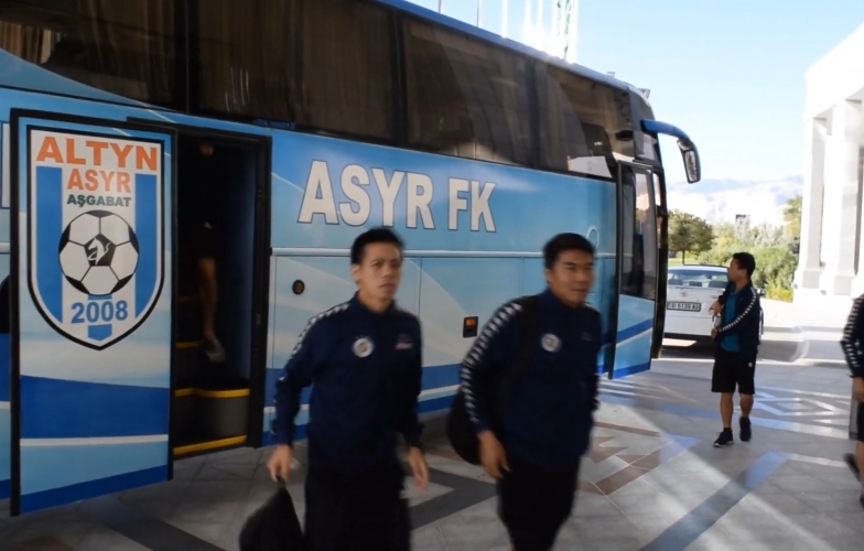 VIDEO: Văn Quyết và các đồng đội 'phờ phạc' sau chuyến bay dài đến Turkmenistan