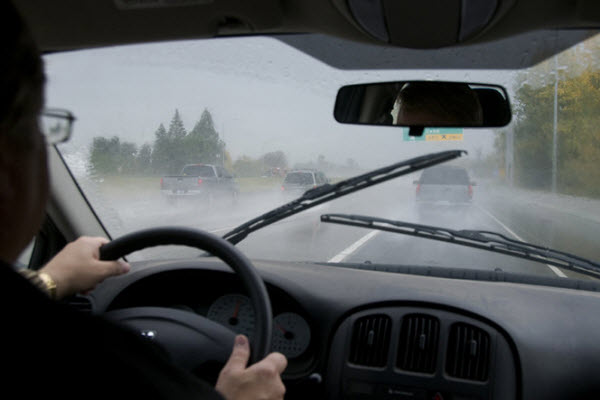 Thời tiết 6/4 mưa lớn, ô tô, xe máy chú ý lái xe an toàn