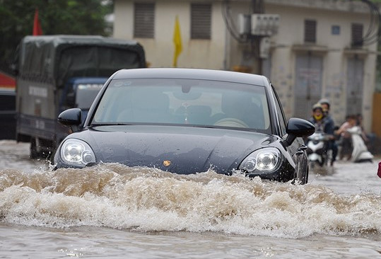 Kinh nghiệm sống còn khi lái xe trong ngày mưa bão