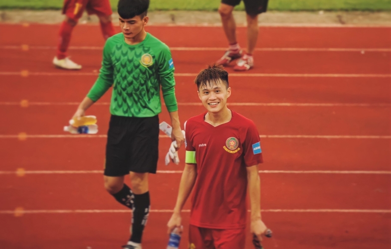Cựu tuyển thủ U19 VN phản ứng bất ngờ khi trọng tài nữ cầm cờ ở hạng Nhất