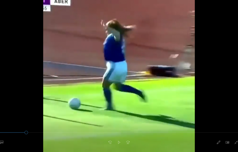 VIDEO: Rê bóng qua thủ môn, cầu thủ quên cách dứt điểm