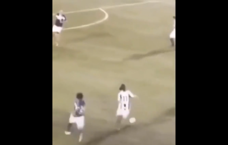 VIDEO: Khi siêu trí tuệ biến thủ môn thành trò hề trên sân bóng