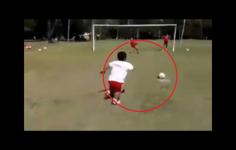 VIDEO: Sút penalty kiểu 'cầu thủ tí hon' và cái kết 'cười vỡ bụng'