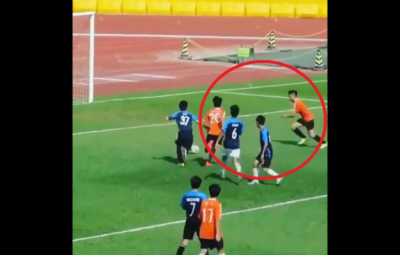 VIDEO: Cầu thủ TQ 'tấu hài' với pha cuỗm bóng của đồng đội