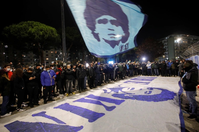 Hàng nghìn người hâm mộ xuống đường để tôn vinh Maradona