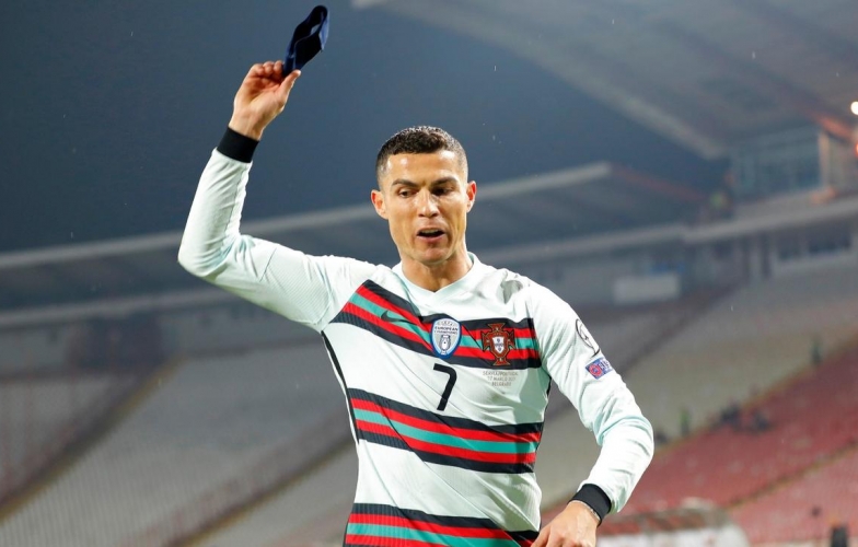 Băng thủ quân của Ronaldo được định giá bất ngờ, giúp cứu người Serbia