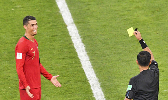 Ronaldo may mắn thoát thẻ đỏ sau tình huống chơi xấu