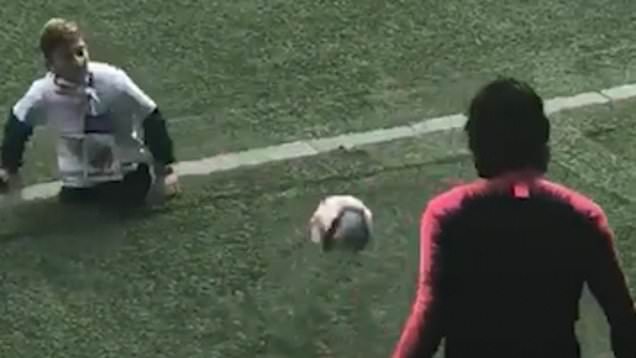 VIDEO: Xúc động hình ảnh Cavani chơi bóng với cậu bé khuyết tật