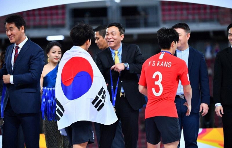 PCT Trần Quốc Tuấn đại diện AFC trao cúp vô địch U23 châu Á