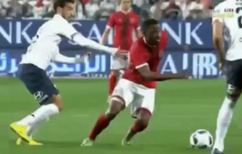 VIDEO: Cầu thủ 'tàng hình' rồi cướp bóng cực ảo diệu