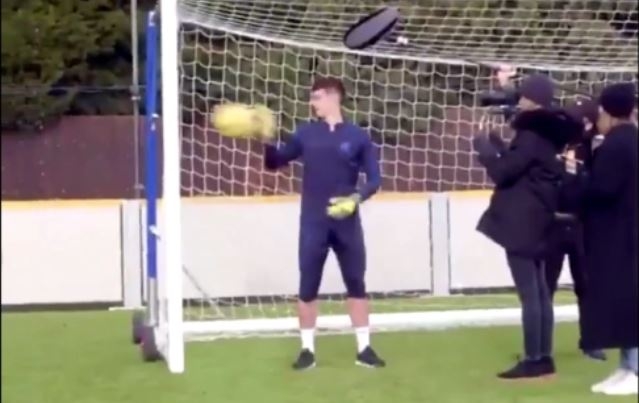 VIDEO: Thủ môn Chelsea vừa phỏng vấn vừa phản xạ như điện bằng 1 tay