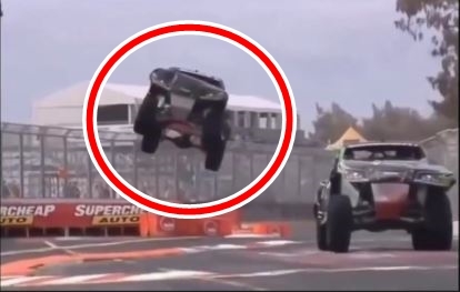 VIDEO: Xe quái vật may mắn thoát tai nạn khủng khiếp