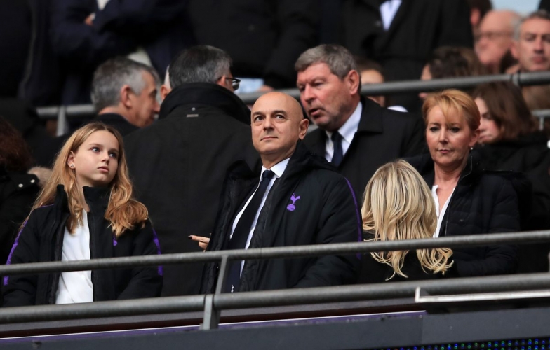 Ông chủ Tottenham gây phẫn nộ vì giảm lương thiếu tình người