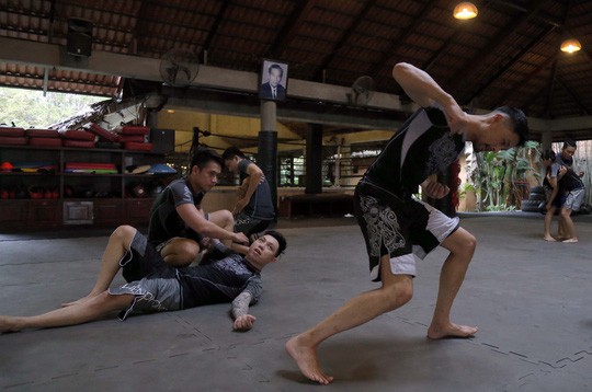 VIDEO: Johnny Trí Nguyễn dạy bài học quý giá cho võ sĩ MMA nước ngoài