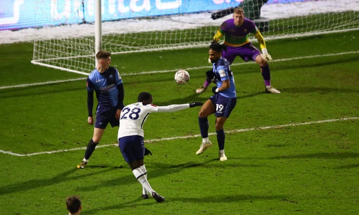 Tottenham ngược dòng đội nhược tiểu nhờ phút cuối bùng nổ