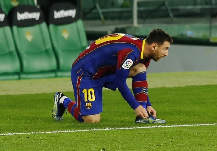Messi từ ghế dự bị vào sân giải cứu Barcelona