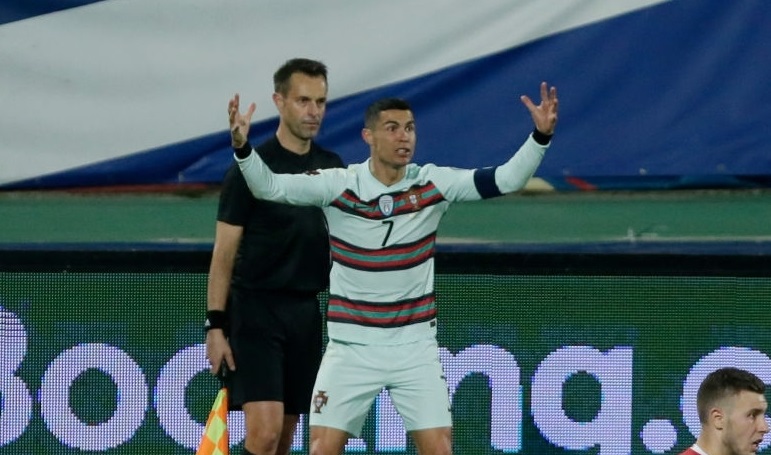 UEFA nêu lý do không có goal-line khi Ronaldo bị tước bàn thắng