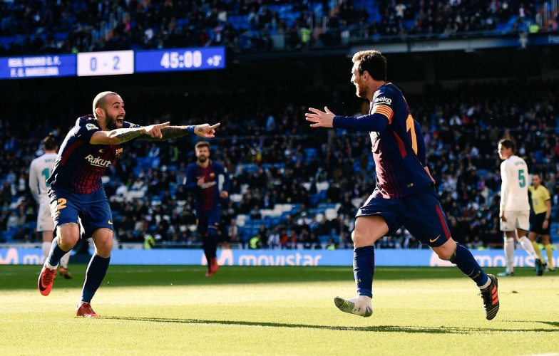 Messi kiến tạo cho Vidal khi chỉ đeo một bên giầy