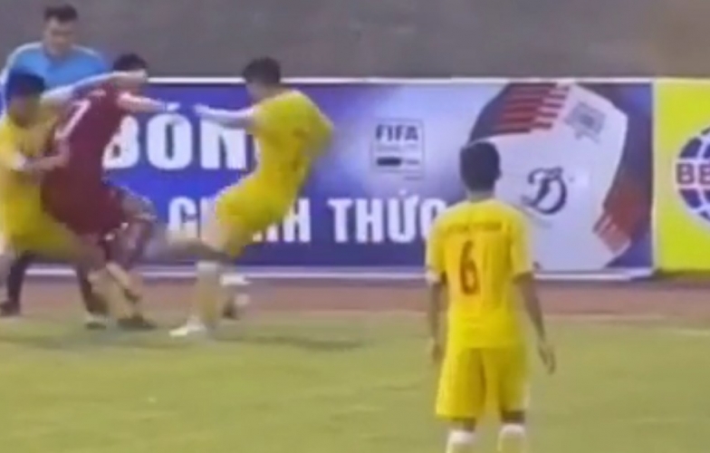 VIDEO: Nhà Á quân U23 châu Á sút thẳng vào chân đối thủ