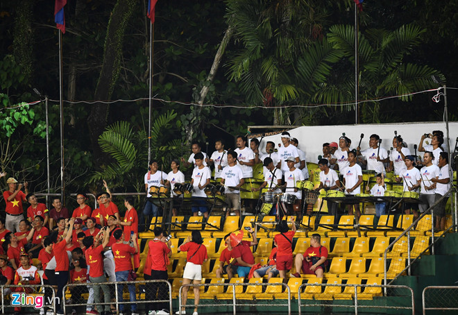 CĐV Việt Nam tố chủ nhà Philippines 'chơi xấu' trên khán đài