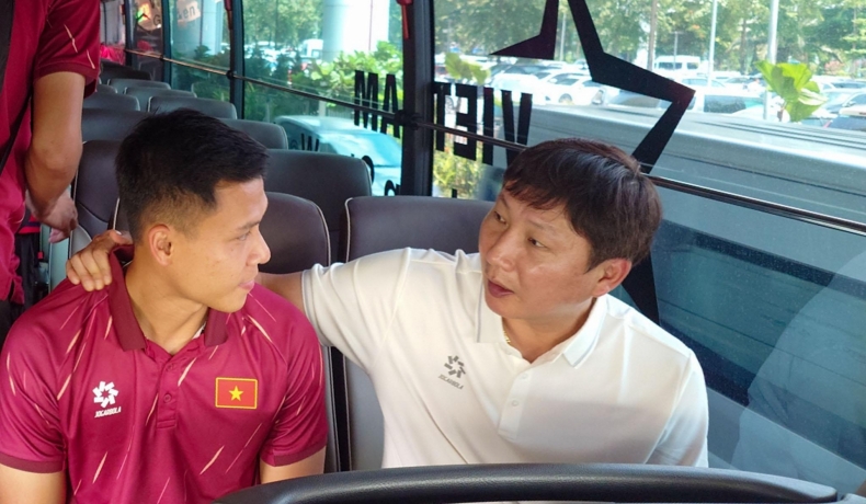 NÓNG: HLV Kim Sang Sik gạch tên trung vệ ĐT Việt Nam ngay khi về nước