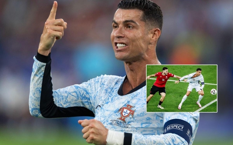 Ronaldo bị cười chê sau pha bị kéo áo trong vòng cấm