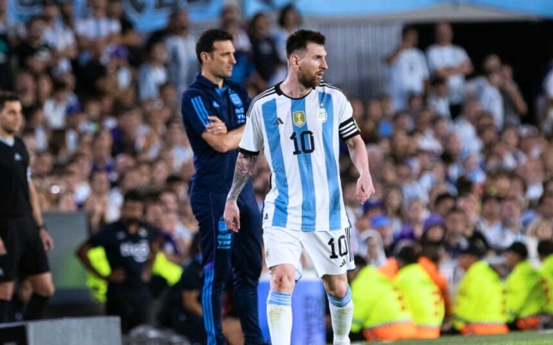 Sắp rời Argentina, HLV Scaloni nói Messi như một 'thỏi nam châm'