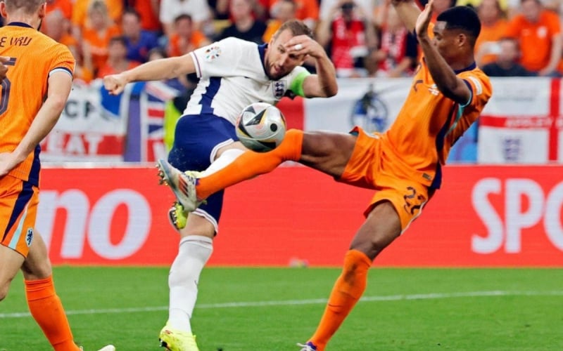 Jamie Carragher: 'Thật khó tin khi ĐT Anh được hưởng penalty'